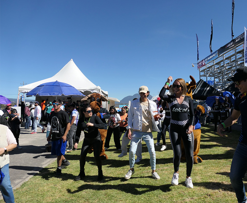 Activación de marca con participantes en un evento